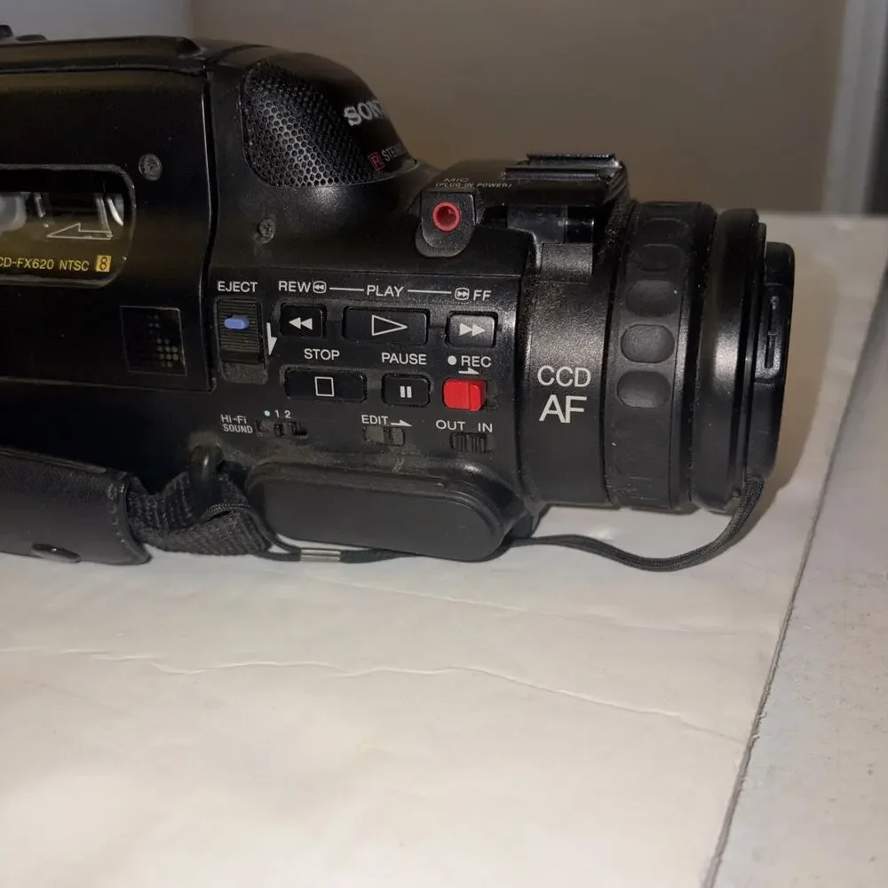 Sony CCD-FX630 Video8 HandyCam Camcorder Video Camera Untested Powers On Acc Inc